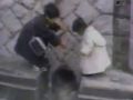 طفل يضع جسمه جسراً لمساعدة شقيقته على عبور حفرة - شاهد الفيديو