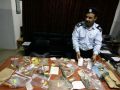 مواطن يعثر على كمية من المخدرات داخل مركبته ويسلمها للشرطة في الخليل
