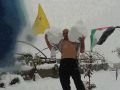 مواطن من الخليل يسبح في الثلج وسط الخليل - شاهد الصور والفيديو