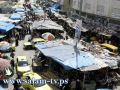 حدث في الخليل : فتى عريان وسط البلد والشرطة تستره بعلب الكرتون