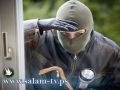 لص "مهذب" يدخل المنزل الخطأ ويعتذر من صاحبته!!