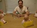بالفيديو : شاهد كيف يُضحك هذا الأب توائمه الأربعة بطريقة هستيرية