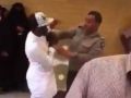 شاهد الفيديو : موظف سعودي يضرب المراجعين بحزام !!