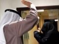 شاب يصفع والدته بسبب علبة سجائر !!