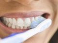 علماء : تنظيف الأسنان يساعد في الوقاية من التهاب المفاصل