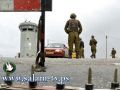 جندي اسرائيلي يرفع الآذان على حاجز عسكري