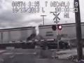 فيديو : أميركية صدمها قطاران ونجت