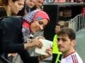 شاهد الفيديو : هدية كاسياس تدفع مشجعة لـ"البكاء"