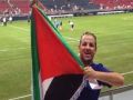 بالصور: مشجع فلسطيني من طولكرم يقفز لارض ملعب مباراة الريال وانتر ميلان بالعلم الفلسطيني