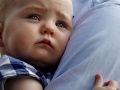 لماذا يتوقف الأطفال عن البكاء بعد حملهم؟