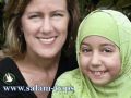 كاتبة أمريكية تعبر عن سعادتها بارتداء طفلتها للحجاب