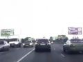 بالفيديو : سقوط عمود كهرباء في طريق رئيسي وبين السيارات