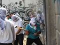 نشطاء ينجحون في فتح ثغرة بالجدار الاستيطاني في بلدة بير نبالا بالقدس