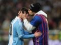 شاهد الفيديو : مشجع ينزل ارضية الملعب بقميص برشلونة ويقبل رأس ميسى