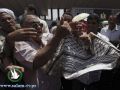 متظاهرون مصريون يمزقون الكوفية الفلسطينية بجنازة شهداء مجزرة رفح