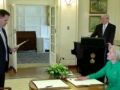 اول وزير استرالي يؤدي القسم الدستوري على القرآن الكريم - شاهد الفيديو
