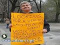 امريكي يحمل لافتة برتقالية يطلب فيها زوجة غنية!!