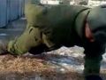 بالفيديو :جندي يقوم بتمارين الضغط من دون يديه