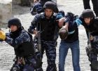 الشرطة تقبض على مشتبهين بالسرقة والابتزاز الإلكتروني وتضبط قطعاً أثرية في رام الله