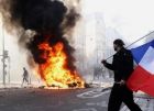مخاوف من اتساع الاحتجاجات لاوروبا: حظر تجول في فرنسا وتحذيرات سفر عالمية