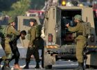 الاحتلال يعتقل شابين من بلدة حزما شمال شرق القدس
