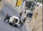 اعتقالات ومنع تجول.. مستوطنون يهاجمون الأهالي قرب المسجد الإبراهيمي