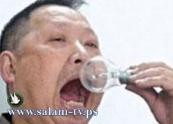 صيني يلتهم زجاج 1500 مصباح كهربائي