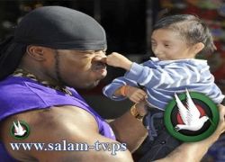 شاهد الصور : اصغر شخص بالعالم مع صاحب أكبر عضلتي ذراع