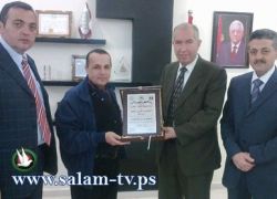 رئيس جامعة خضوري يكرم رئيس المؤتمر الدولي الأول للزيتون في فلسطين