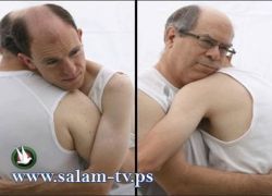 فنان امريكي يعانق والده 24 ساعة في يوم الاب ليسجل رقما عالميا