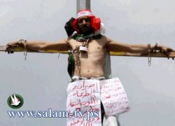 أراد الاحتجاج على أوضاعه المعيشية فصلب نفسه بميدان التحرير