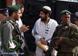 فيديو يوثق تنكيل المستوطنين وجنود الاحتلال بفلسطيني من الخليل