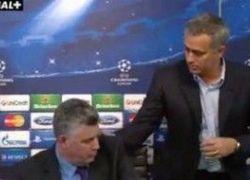 بالفيديو : مورينيو يلقي الماء على المترجم في المؤتمر الصحفي