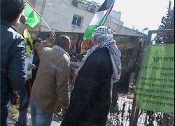 علم فلسطين يرفرف فوق معسكر اسرائيلي