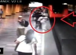 بالفيديو ... مزحة فتاتين تنتهي بهما تحت القطار
