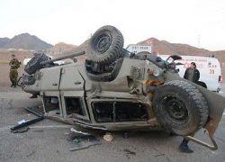 اصابة ثلاثة جنود اسرائيليين بانقلاب جيبهم وسط الضفة