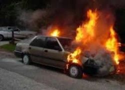 مجهولون يضرمون النار في سيارة رئيس مجلس قروي يتما