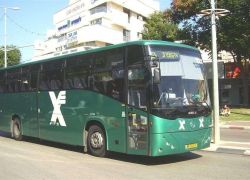 قرار عنصري .. يعلون يحظر سفر العمال الفلسطينيين بحافلات المستوطنين