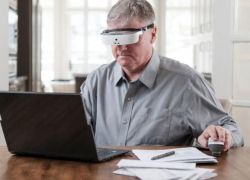 نظارات اإلكترونية قابلة للإرتداء تساعد المكفوفين على الرؤية