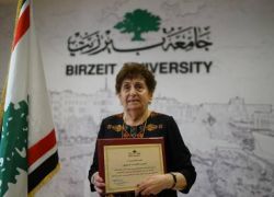 جامعة بيرزيت تمنح شهادة لطالبة بعد 70 عاما من التخرج ...قصتها مؤثرة