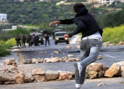 الشاباك يدعي اعتقال 3 شبّان رشقوا سيارة للمستوطنين بالحجارة