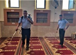 الشرطة تواصل حملة تعقيم المساجد والكنائس