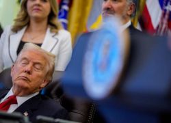 ضجة على السوشيال ميديا بعد ظهور ترامب نائما خلال مؤتمر صحفي!