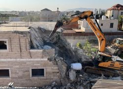 الاحتلال يشرع بهدم منزل في بزاريا شمال نابلس