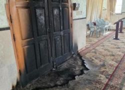 إحراق مسجد في قرية كور جنوب طولكرم وخط شعارات عنصرية على جدرانه