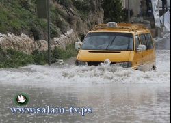 امطار غزيرة مصحوبة بالبَرد والسيول تغلق شوارع رام الله