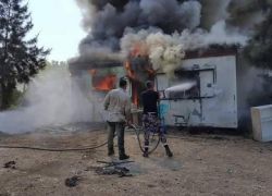 السيطرة على حريق كونتينر في جامعة خضوري بمدينة طولكرم