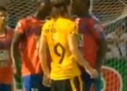مدافع متهوّر يحاول قضم أنف لاعب برشلوني