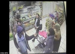 شاهد : رجل يعتدي على امرأتين مسلمتين بالسب والبصق في نيويورك !!