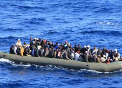 إنقاذ آلاف اللاجئين قبالة السواحل الليبية